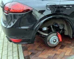 Kilopták a kerekeket a sztárfocista Porsche Cayenne-je alól – fotó