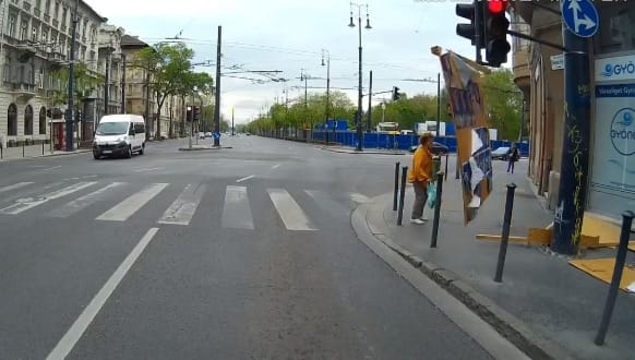 Videó: A pirosnál állt a 30-as busz, amikor beszakította az ablakát egy becsapódó OSB-lap
