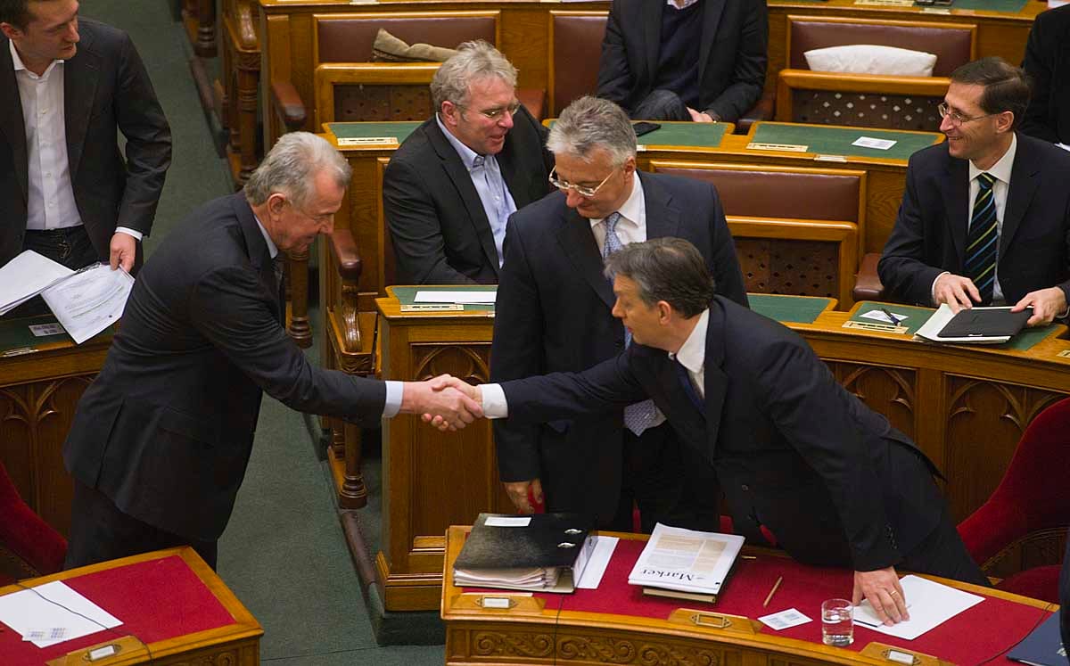 Plágiumügy: Orbán nem szívesen engedi el Schmitt kezét