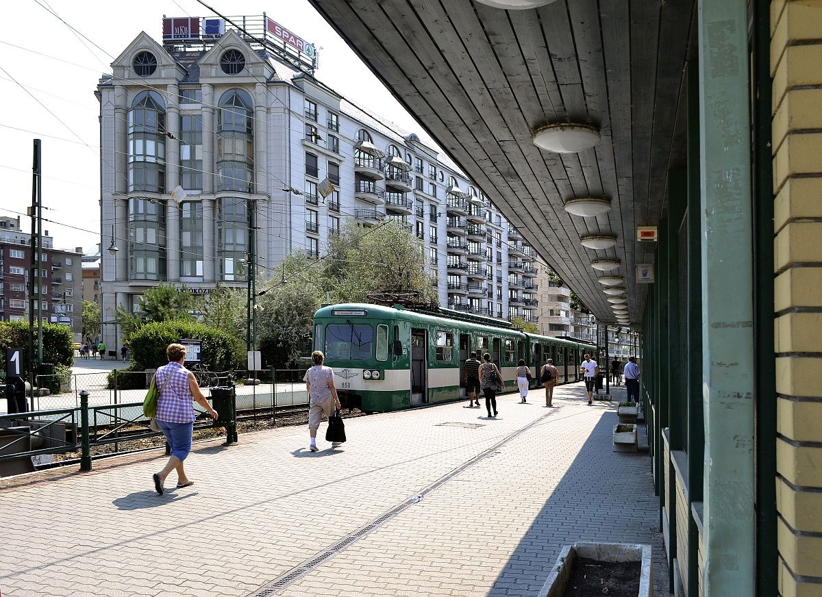 Még mindig lassú és csattog, de MÁV-os dizájn már van a HÉV-en – fotó