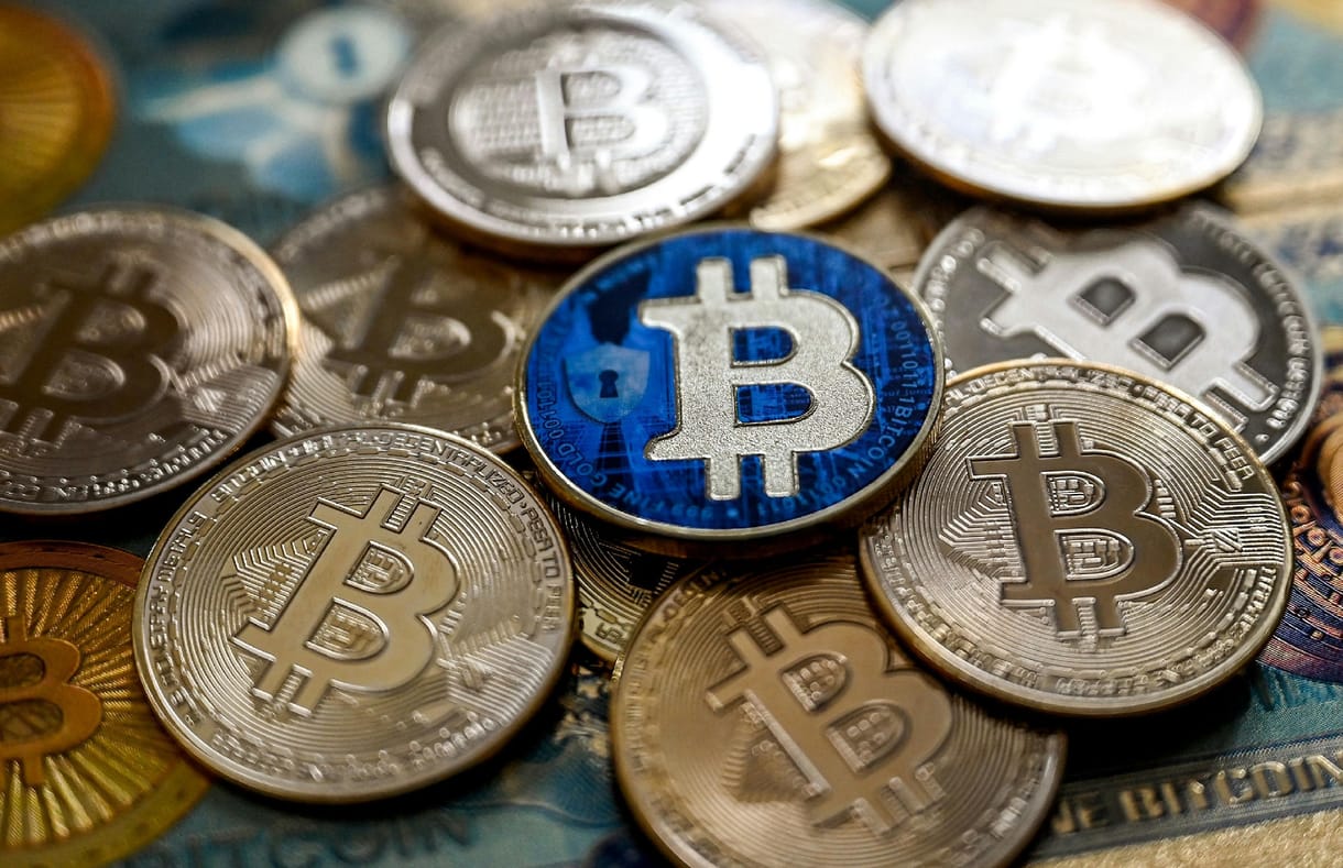 Amíg Matolcsyék aranyat vesznek, a cseh jegybank ezer milliárdokat tesz át bitcoinba