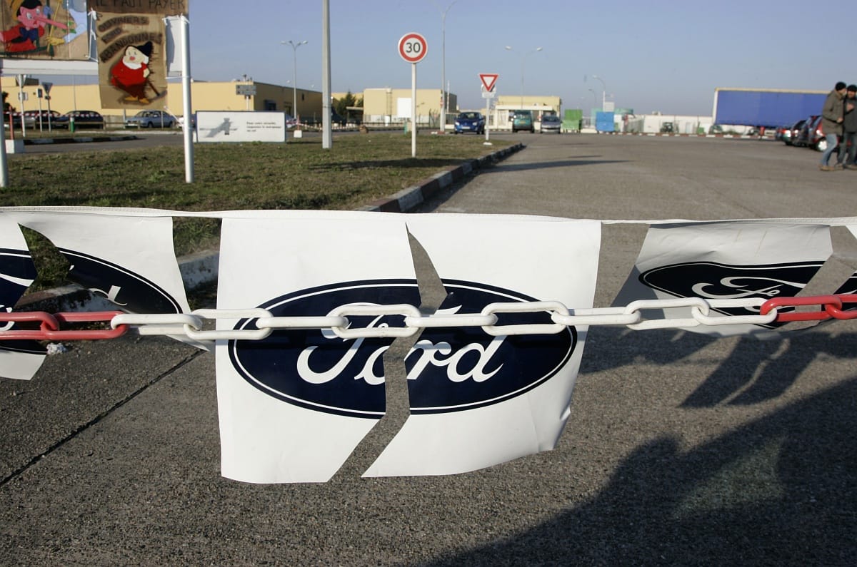 Kirúghatja irodai dolgozóinak tizedét Európában a Ford