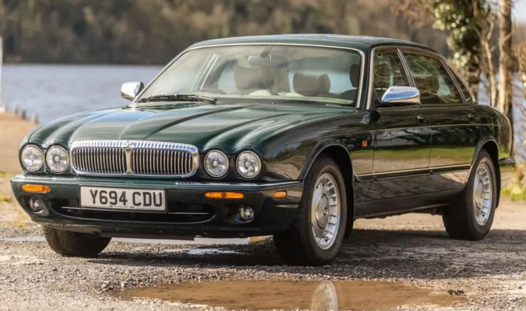 Eladó II. Erzsébet Jaguarja, amelyre még James Bond is büszke lehetne