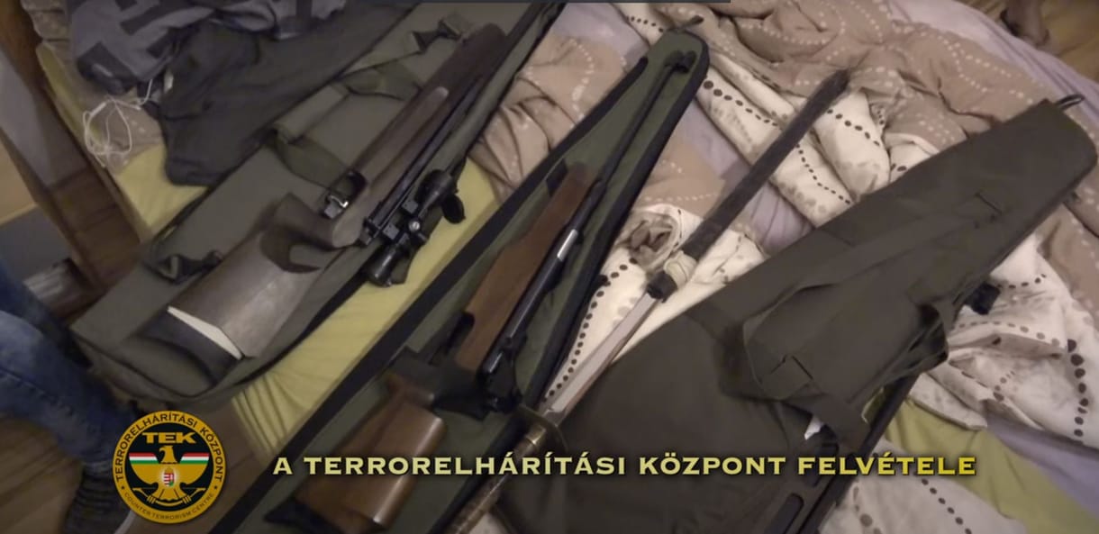 Fegyvereket és kábítószert találtak egy balatonszabadi férfi házában