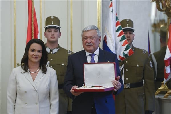 Szent István-renddel tüntették ki Csányi Sándort