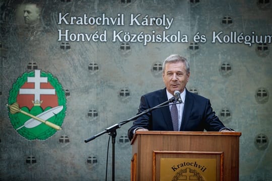 Benkő nem tud róla, hogy le akarnák váltani