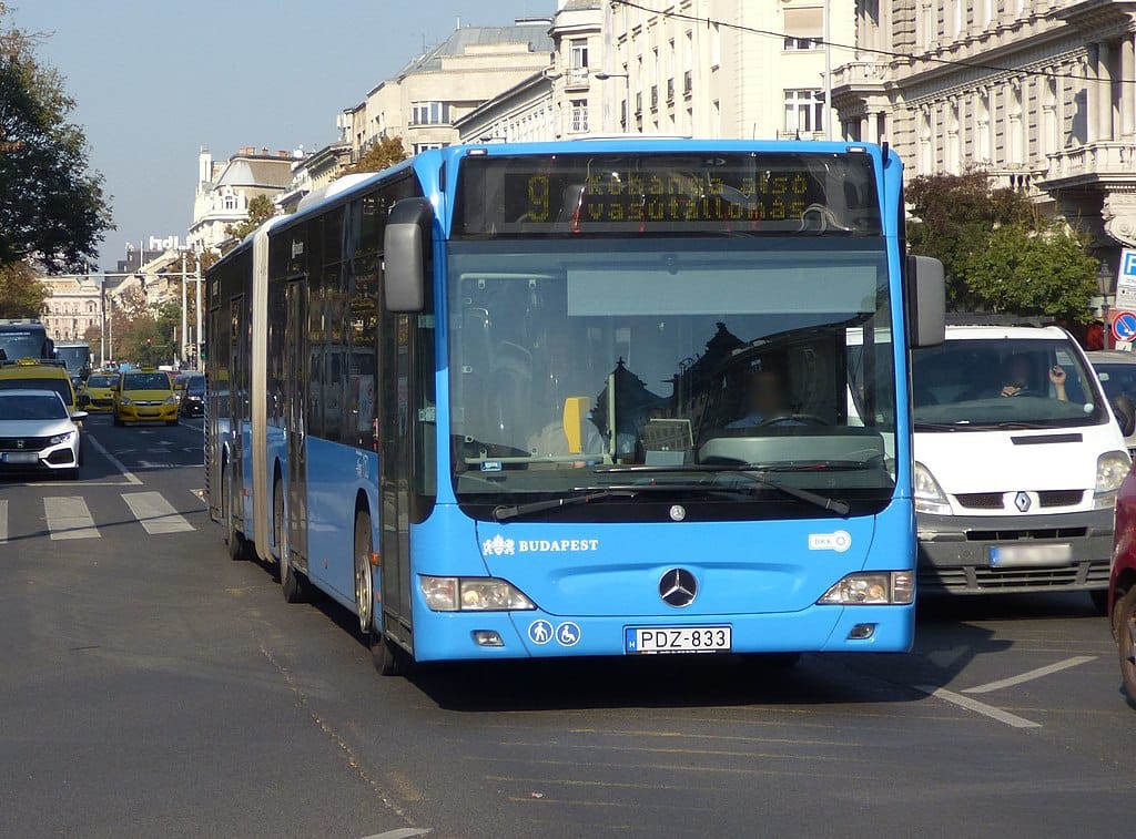 Letartóztatták a férfit, aki lerángatott a 9-es buszról egy nőt, és meg akarta erőszakolni