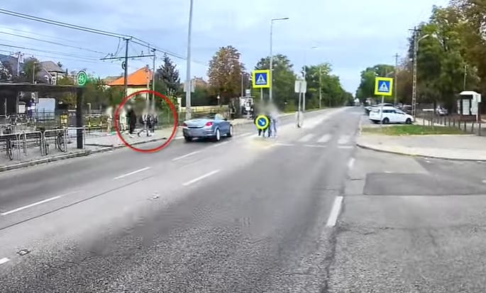 Fájt volna megállni a zebránál egy autósnak, inkább ezt csinálta – videó