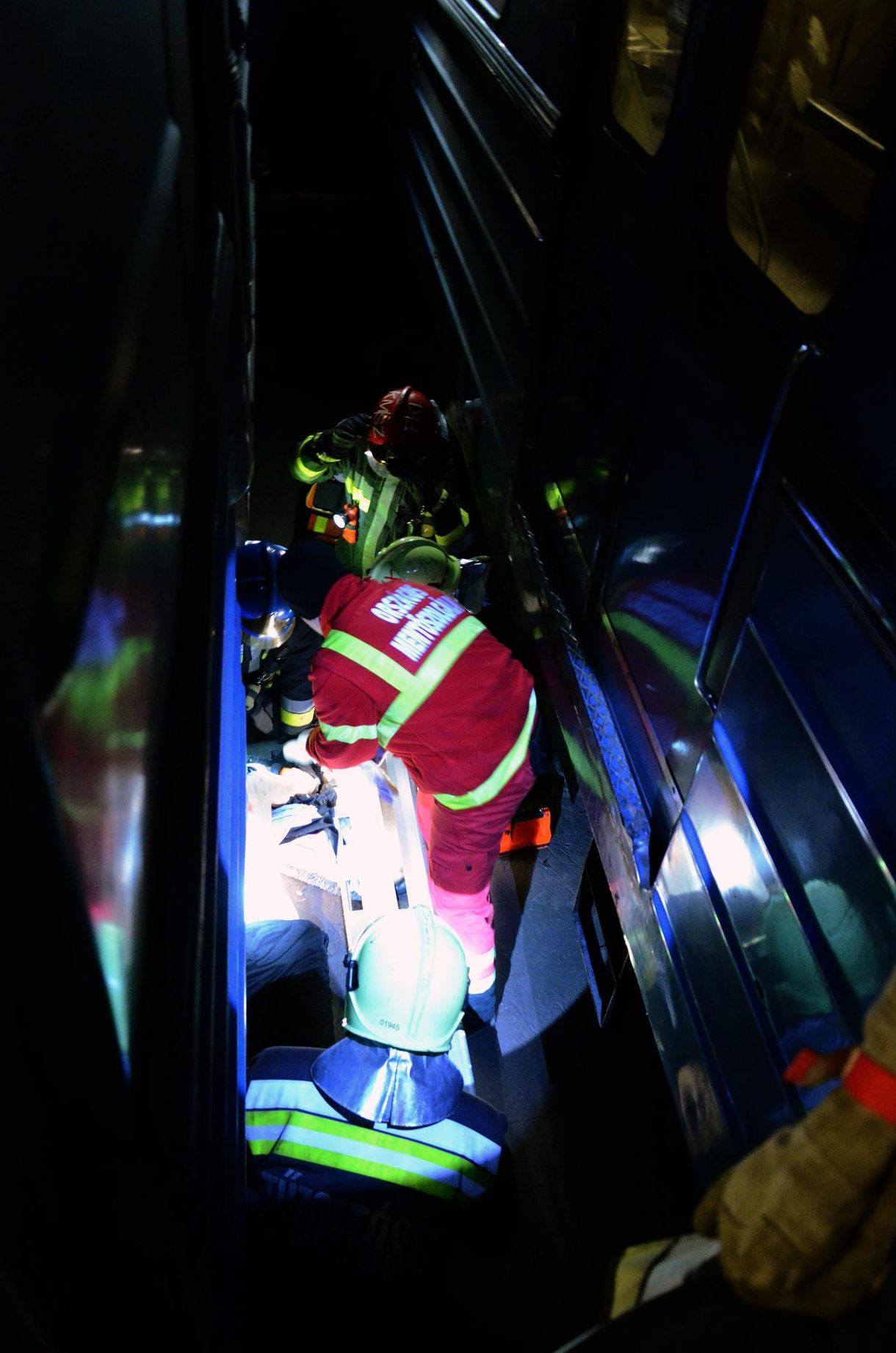 Fotó készült a metrókocsik közé szorult férfi mentéséről