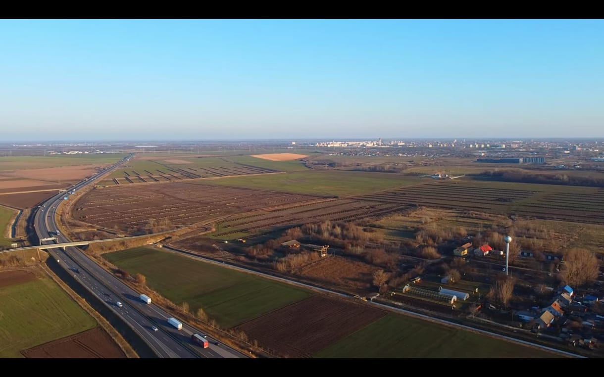 Látványos drónvideón, mekkora területen épül Szeged mellett a BYD-gyár
