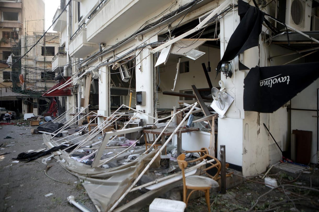 Tizenhat embert vettek őrizetbe a 137 ember halálát okozó bejrúti robbanás miatt