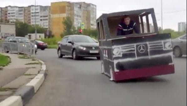 Kartondobozból csinált magának gengszter G-Mercit egy orosz blogger – videó