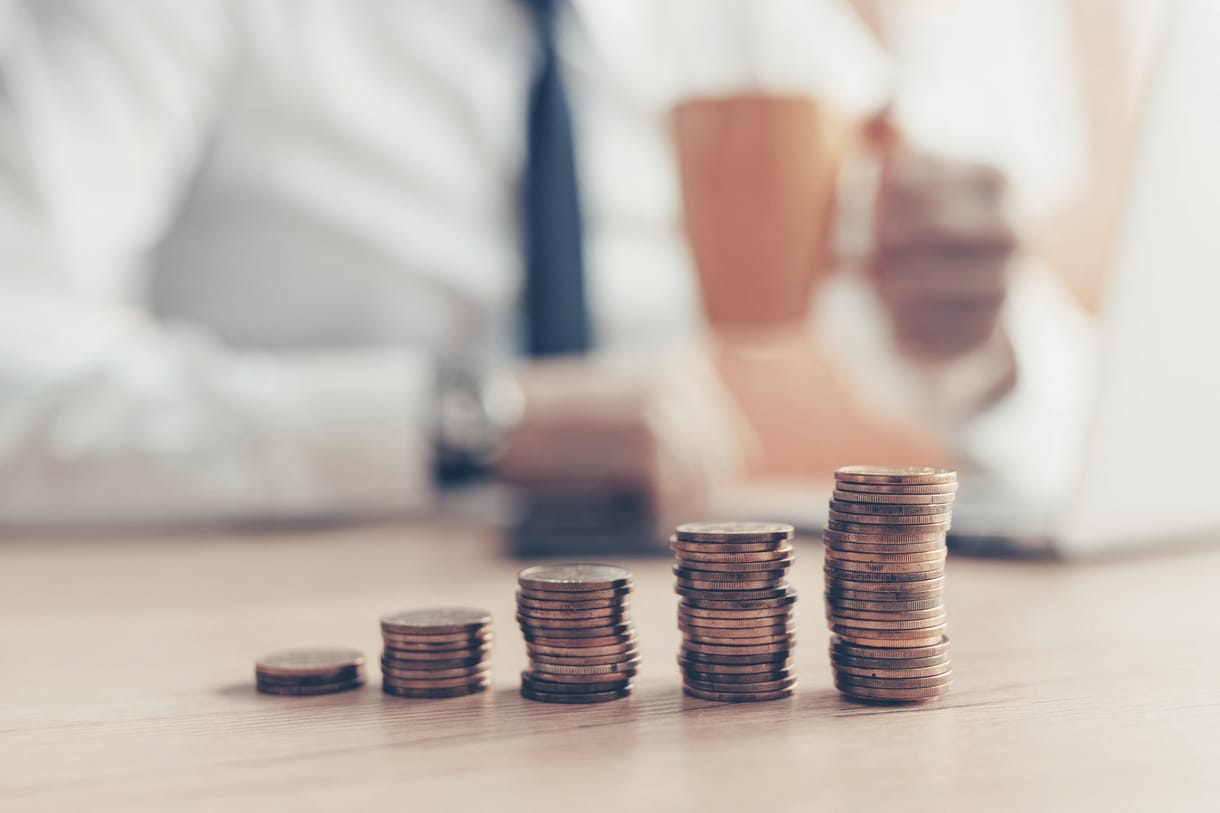 Újabb bank jelentette be, hogy az ügyfelekre hárítja a tranzakciós illetéket