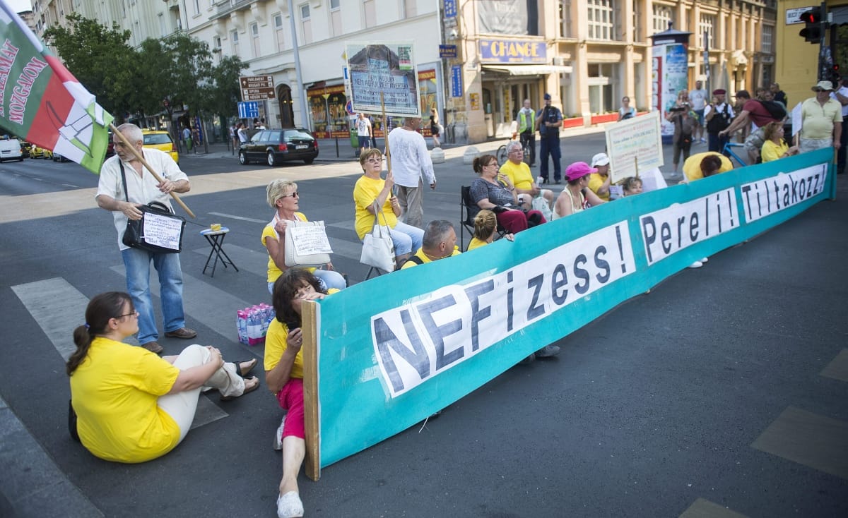 Devizahitelesek zárták le a Károly körutat, elvitték őket a rendőrök