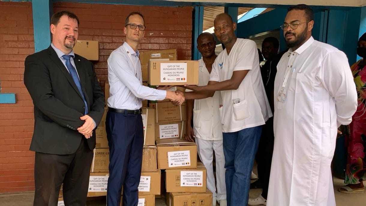 A Hungary Helps egy felrobbant csádi lőszerraktár sérültjeinek nyújt humanitárius segélyt