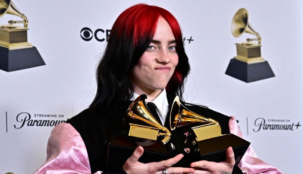 Villantós nagyestélyi, buja tollkalap és ünnepi Slipknot-maszk: így vonultak a sztárok a Grammy-gálán