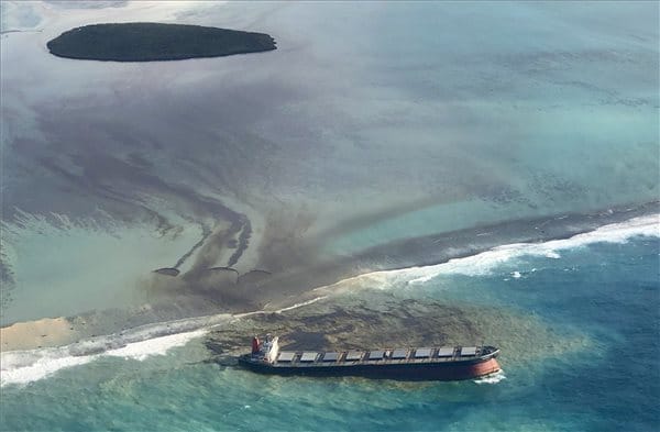 Így teszi tönkre a természetet a Mauritiusnál zátonyra futott hajóból tengerbe jutott olaj