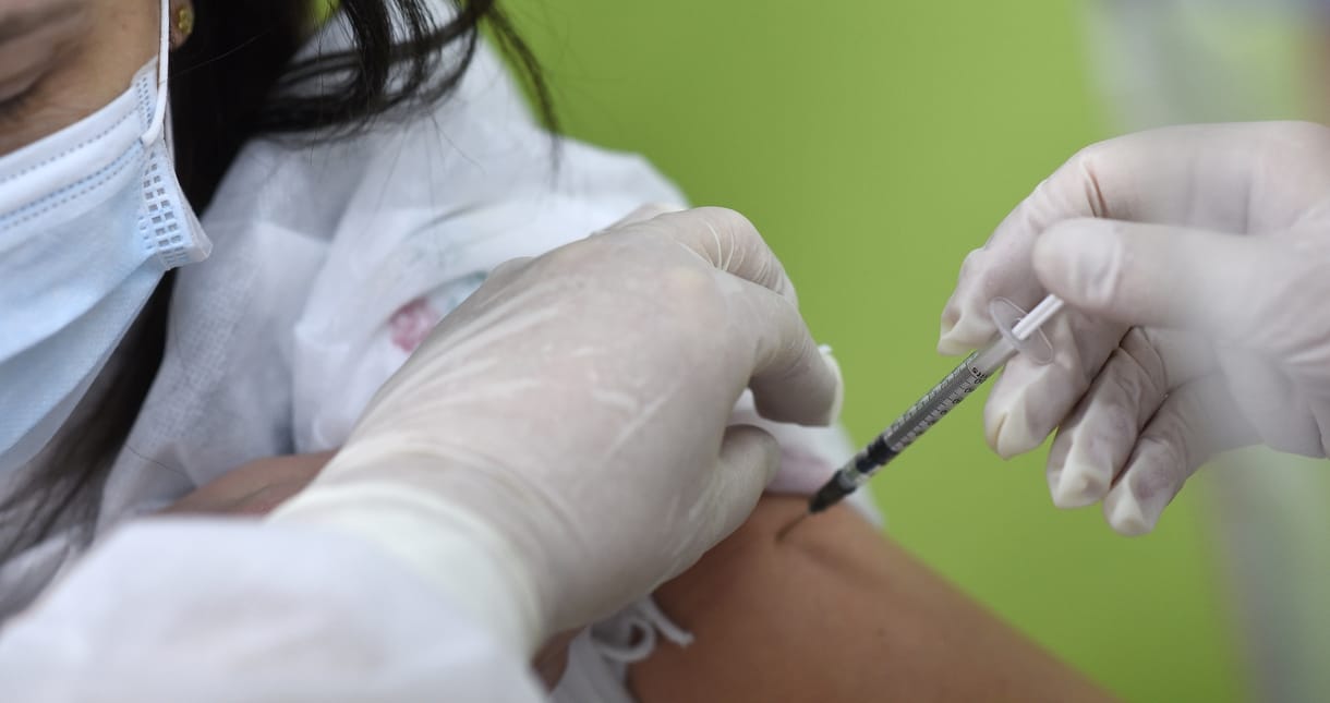 Hétezren kaptak jogosulatlanul soron kívüli oltást Romániában