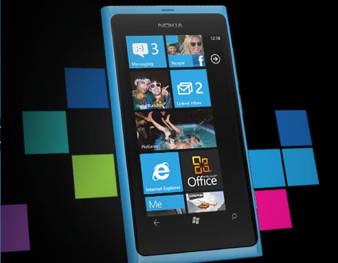 Fehér és fekete színben is kapható a Nokia Lumia 800 a Vodafone-nál