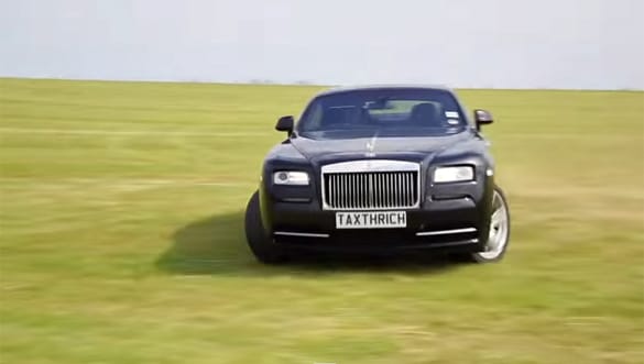 Videó: így mulat egy nem magyar úr, akinek Rolls-Royce-a van