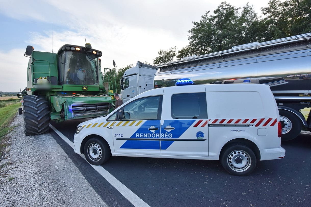 Előzésben lévő teherautót előzött volna az Audi, egy kombájn vágókésének rohant Kisdarócnál