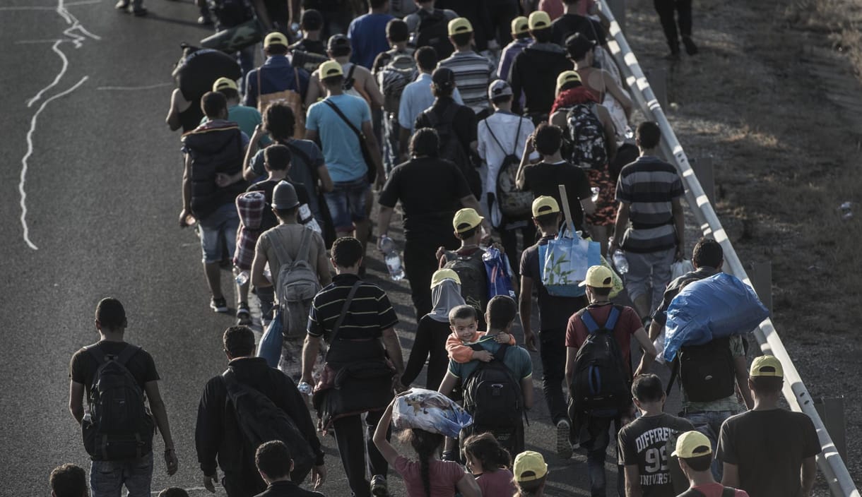 Autópálya mentén gyalogló mekeülteket toloncoltak vissza Magyarországra