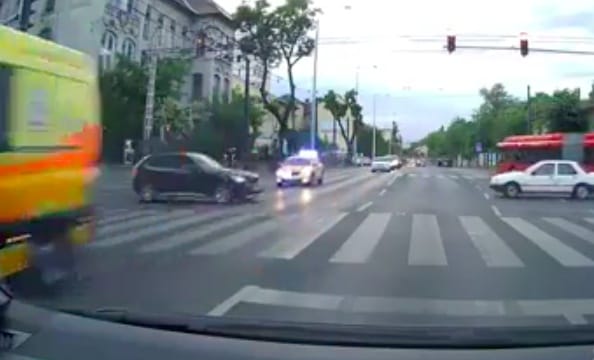 Simán áthajtott a szirénázó mentőautó és a mentőorvosi kocsi között a budapesti autós – videó