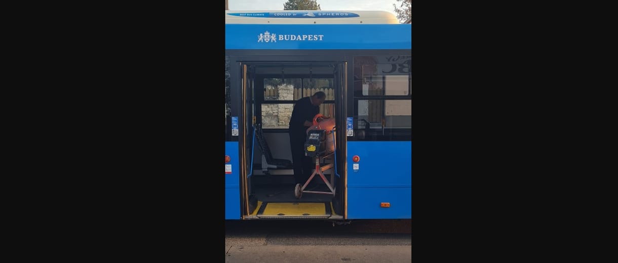 Valaki betonkeverővel szállt fel egy budapesti buszra