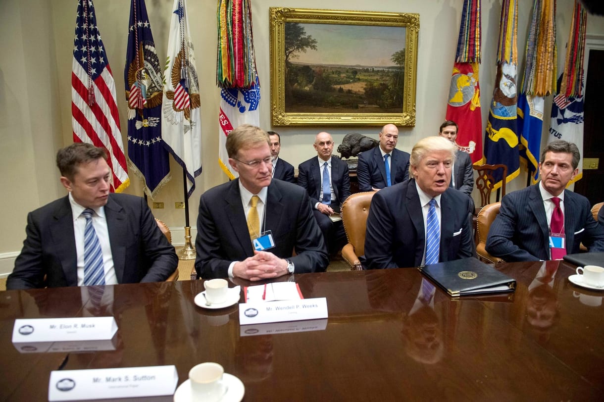 Kihátrált Trump mögül az amerikai külügyminisztérium kemény magja