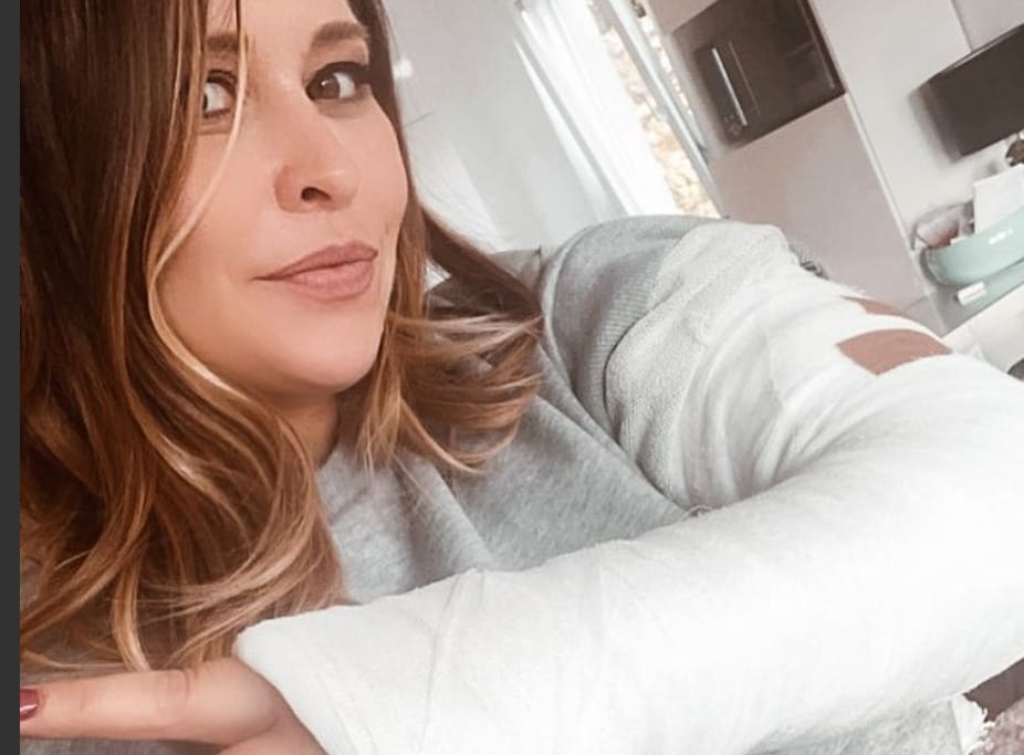 Kezét törte Király Linda a fürdőben