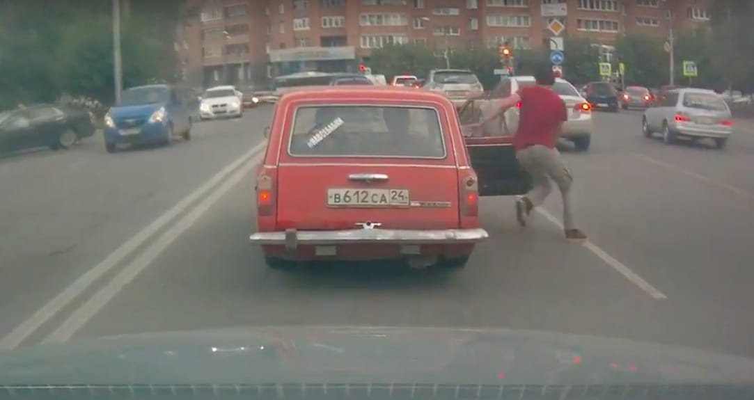 Kis orosz kuriózum: lábbal fékezték a Ladát, hogy megálljon – videó