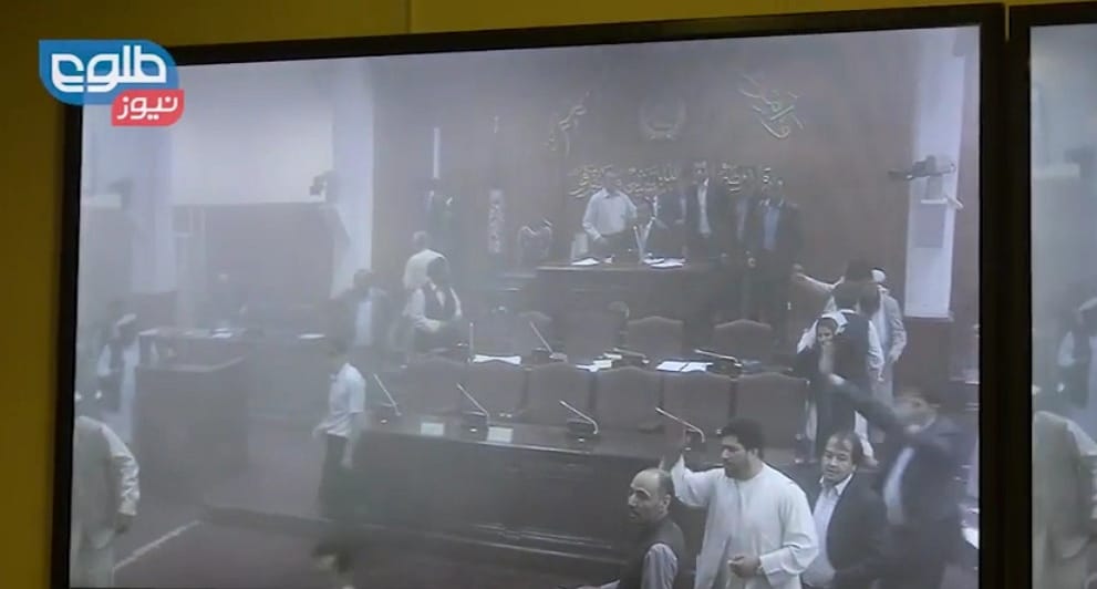 Fejvesztve menekültek a képviselők a kabuli parlamentből – videó