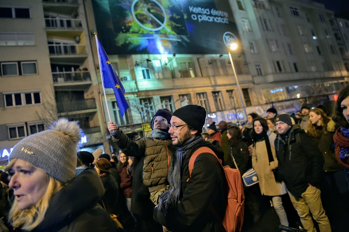 A rendőrség megállapította: nem szabálysértés egy tüntetésen lelépni a járdáról