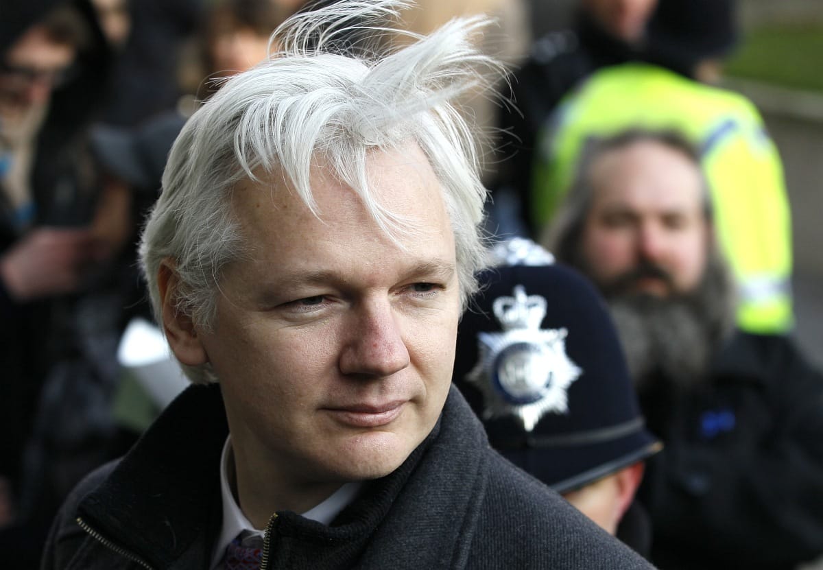 Ejtették a nemierőszak-vádat Assange ellen, mégsem távozhat szabadon