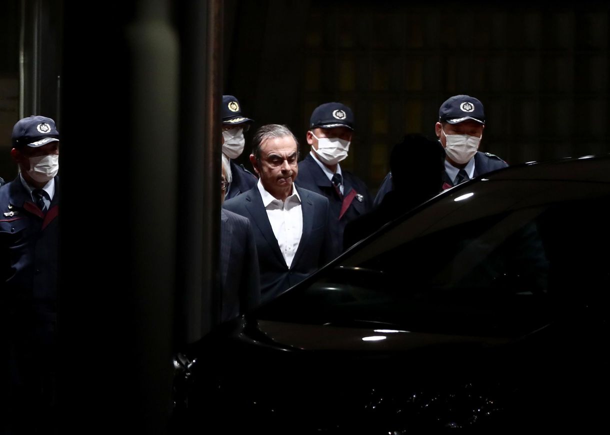 A volt Nissan vezér regényes szökése a vádlottakat szinte mindig elítélő Japánból