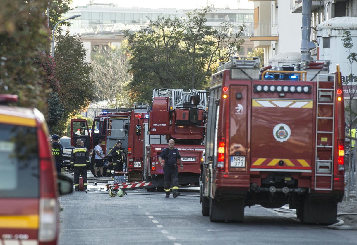 Kigyulladt egy étterem a Széll Kálmán téren, a tető is égett