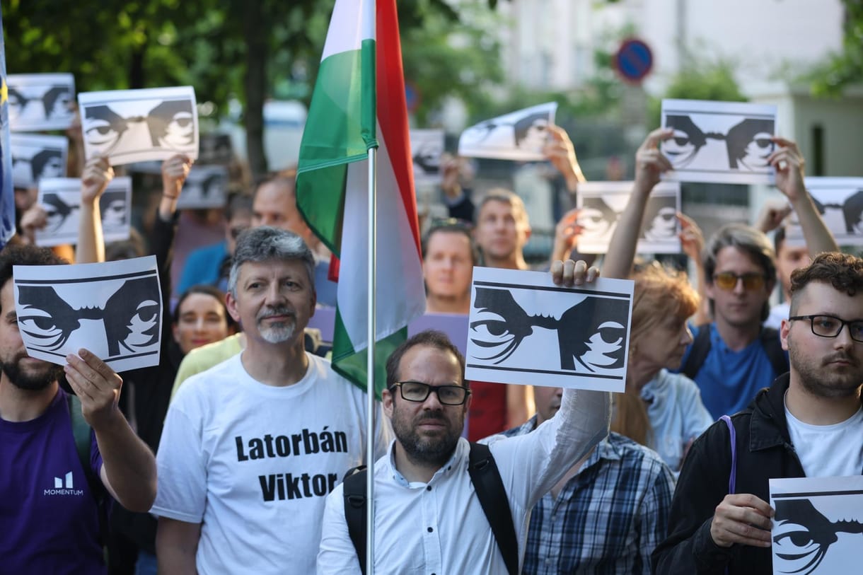 Az orosz és kínai befolyás ellen tüntetett a Momentum – fotók