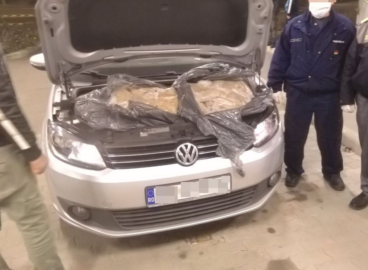 Még a motortere is tele volt dohánnyal egy autónak
