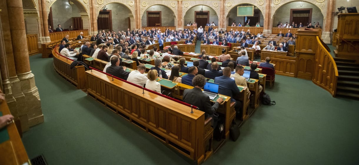 Megszavazták az új katatörvényt a parlamentben
