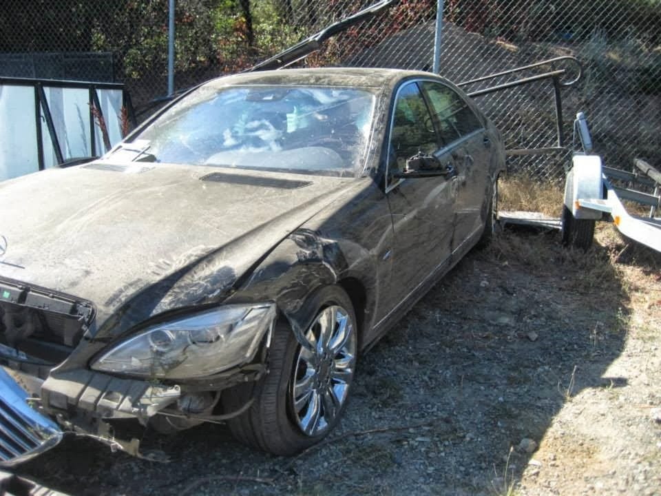 Szakadékba szorították a Mercedest, túlélte a sofőr