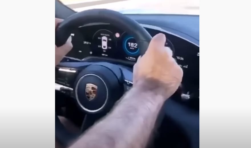 180 km/h-ról későn fékezve a Porsche Taycan sem fogja bevenni a körforgalmat – videó