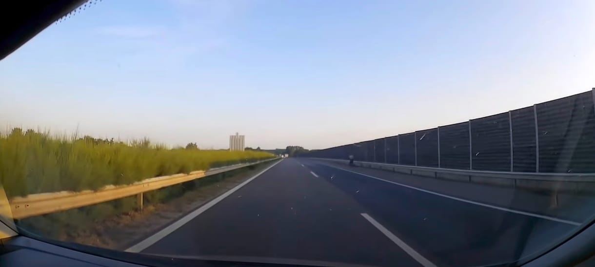 Autópályán biciklizett egy férfi