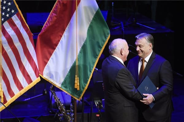 Úgy dicsérte Orbánt a volt amerikai nagykövet, mintha diktálták volna
