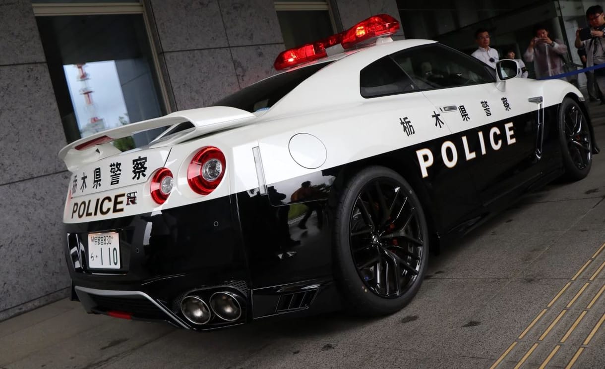 Godzilla a garázsban – 570 lóerős autót kaptak a japán rendőrök