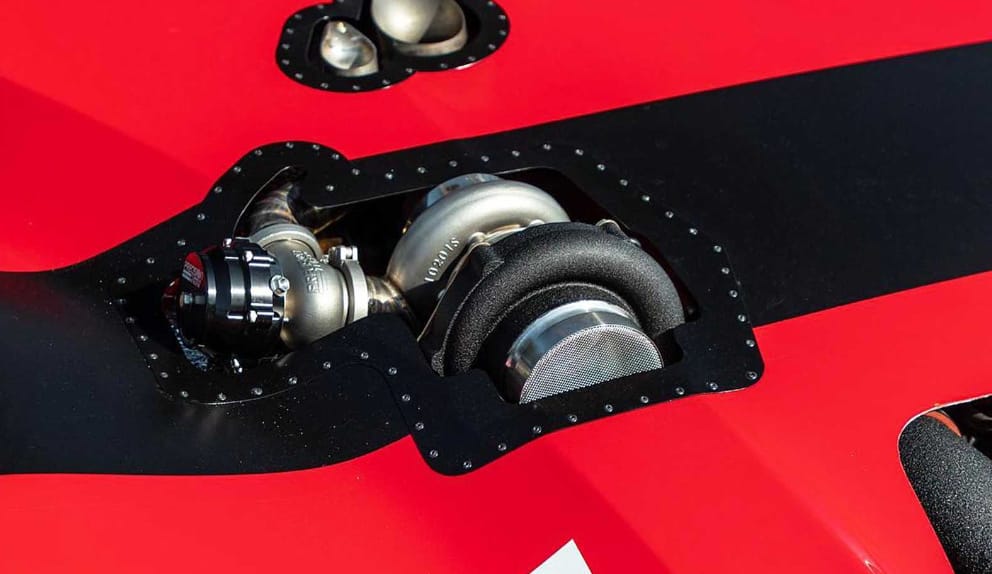 Géptetőből kiálló turbókkal lett 1500 lóerős ez a Ferrari