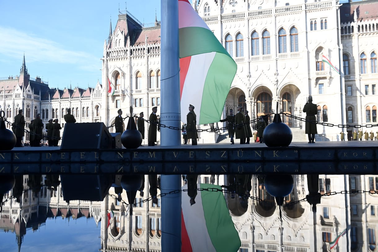 Lázár János vizsgálja, hogy fel kell-e újítani a Parlamentet
