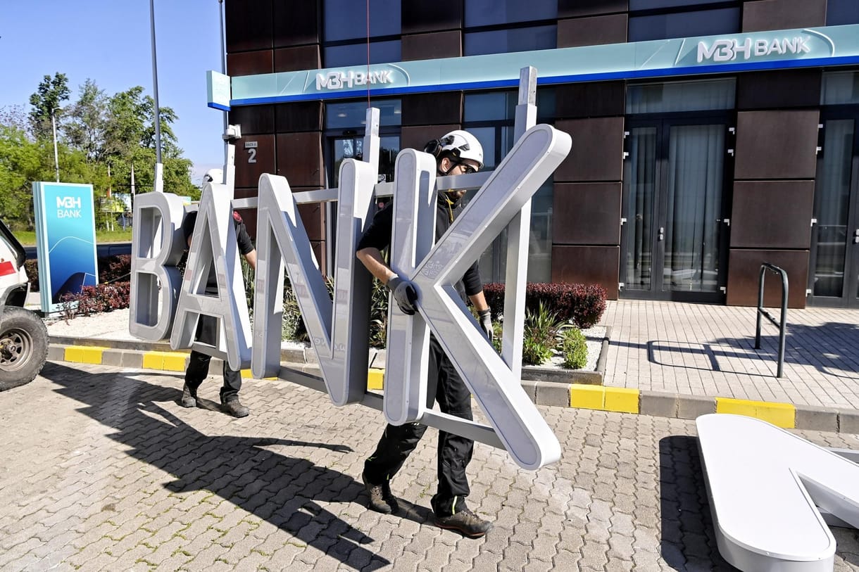 Viszik a bankot: szó szerint most szerelik össze Mészáros Lőrinc bankját. Fotók!