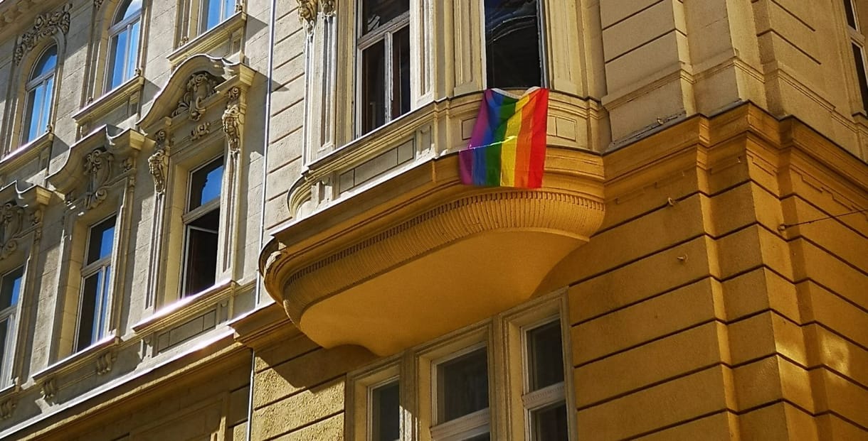 A „magyarok lakta ház őslakói” levetetnék a szivárványzászlót a melegmagazin szerkesztőségéről