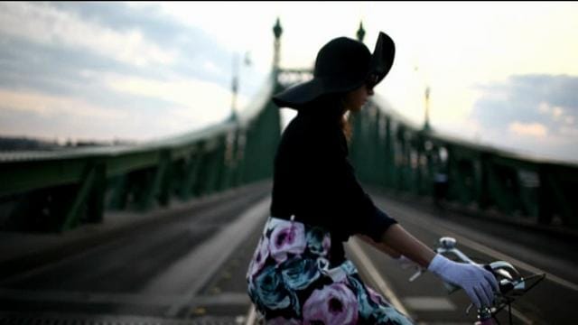 Ilyen a stílusos városi biciklizés Budapesten