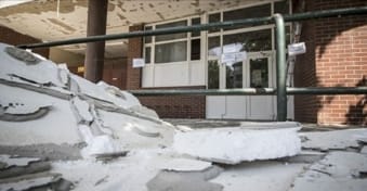 Kis híján a járókelőkre szakadt egy debreceni iskola előtető-szigetelése